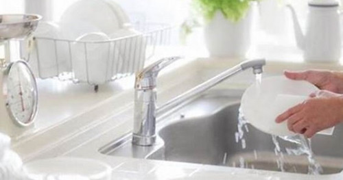 Ngoài mắc kẹt dị vật, nguyên nhân phổ biến nhất gây tắc cống là do dầu mỡ. Do vậy, sau khi rửa bát, bạn có thể đổ nước nóng để làm tan dầu mỡ. Lưu ý không đổ nước sôi quá nóng bởi nhiệt độ quá cao sẽ làm biến dạng hoặc vỡ ống nước dẫn đến nhiều sự cố hơn. Nên sử dụng nước ấm rửa bát đĩa.