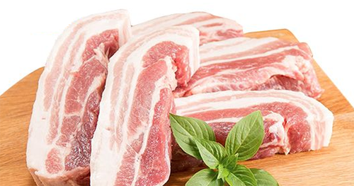 Nhiều người quan niệm, thịt lợn chứa lượng lớn cholesterol. Thực tế, Tổ chức Y tế Thế giới (WHO) có tiêu chí đánh giá thực phẩm nhiều cholesterol dựa trên lượng cholesterol chứa trong 100g thực phẩm. Cụ thể, nếu 100g thực phẩm chứa lượng cholesterol lớn hơn 200mg được đánh giá là thực phẩm nhiều cholesterol; dưới 100mg là thực phẩm ít cholesterol.