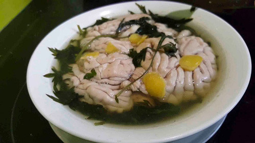 Theo nghiên cứu, cứ 100g óc lợn chứa tới 2571mg cholesterol. Trong khi đó, lượng cholesterol trong óc cừu, óc bò lần lượt là 2004mg và 2447mg. Sử dụng não động vật làm thức ăn hàng ngày, bạn có thể nạp lượng cholesterol “khổng lồ”, ảnh hưởng đến sức khỏe.