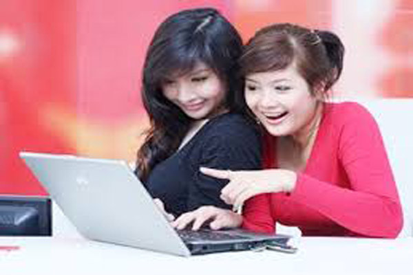 Cẩn thận với những gì bạn ăn. Chọn thức ăn được nấu chín hoàn toàn và đồ trước khi chế biến phải tươi. Tránh ăn các loại thực phẩm tươi sống hay gỏi trong những chuyến du lịch.