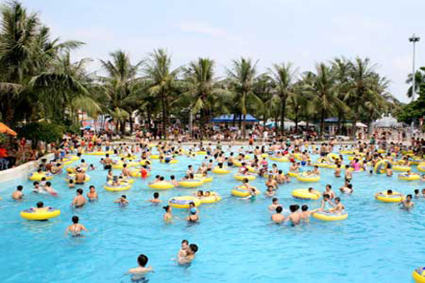 Nếu bể bơi quá tải, chuyện vệ sinh và chất lượng nước cũng bị ảnh hưởng. Theo bác sĩ da liễu Võ Mỹ Hoa, việc chen nhau ở công viên nước như sự kiện gây sốt mạng vừa rồi, hay tắm ở bể bơi quá đông người sẽ dẫn đến nguy cơ mắc các bệnh truyền nhiễm nguy hiểm, các bệnh về đường hô hấp, tiêu hóa, da liễu và sinh dục.