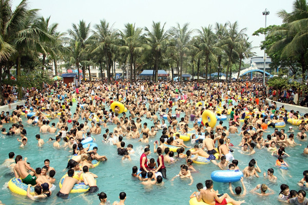 Ngoài ra, qua nguồn nước bể bơi có quá nhiều người chen chúc, bạn dễ dàng nhiễm nấm như hắc lào, nấm móng, nấm kẽ chân, nấm tóc... Những bệnh này sẽ xuất hiện sau khi nhiễm 5 - 7 ngày với các biểu hiện ngứa, viêm loét tại các vị trí tổn thương: kẽ chân, móng tay chân, chân tóc.