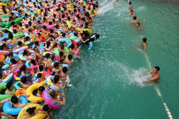 Người đi bơi dễ uống phải nước bể và mắc bệnh đường tiêu hóa khi bể quá đông người. Khuẩn Ecoli truyền nhiễm rất nhanh, gây ra các triệu chứng như tiêu chảy, đau bụng, sốt nhẹ. Ở một số người, đặc biệt là trẻ em dưới 5 tuổi và người già, khuẩn E.coli có thể gây biến chứng nghiêm trọng như hội chứng tan máu, suy thận cấp, gây sung huyết, hủy hoại niêm mạc ruột.