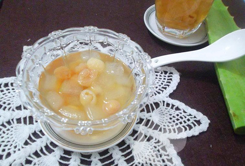 Nha đam rửa sạch, để ráo thì cho vào đun sôi với đường phèn. Khi đường phèn tan hết thì cho long nhãn vào. Đun thêm 1 phút thì tắt bếp. Chè nguội thì múc ra bát và thưởng thức. Ảnh: eva