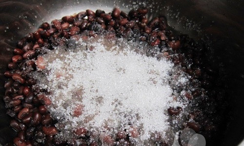 Chè đậu đen nha đam. Đây là món ăn mát, bổ dưỡng trong những ngày hè. Đậu đen và đậu đỏ đem ngâm nước khoảng 4-5 tiếng cho nở mềm. Sau cho vào nồi, đổ ngập nước và ninh chín mềm. Vớt lấy phần đậu rồi đem xào cùng đường cho thấm. Ảnh: 123amthuc