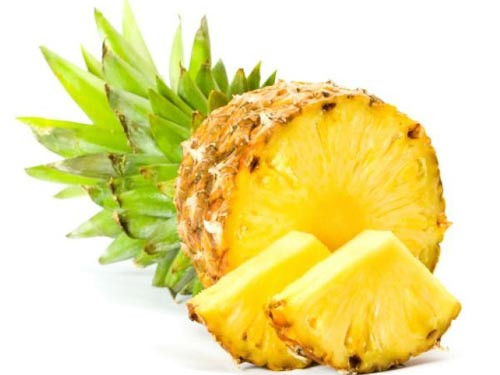 Ăn dứa khi đói. Dứa là trái cây nhiều nước, mát, rất thích hợp trong mùa hè. Tuy nhiên, ăn dứa khi đói sẽ khiến cơ thể bị nôn nao, khó chịu. Nguyên nhân là do các chất hữu cơ và bromelin có trong dứa tác động mạnh vào niêm mạc dạ dày, ruột. Ảnh: phunutoday