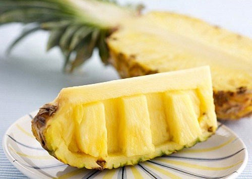 Ăn dứa khi mang bầu. Dù dứa chứa nhiều dinh dưỡng nhưng các bà bầu, nhất là các bà bầu mới mang thai 3 tháng đầu không nên ăn. Theo nghiên cứu, dứa có chất bromelain có tác dụng làm mềm tử cung, kích thích co bóp tử cung. Đặc biệt là những trái dứa xanh thì tỉ lệ chất bromelain là rất cao. Ảnh: giaoduc