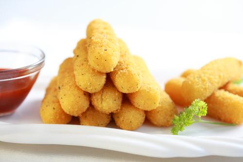 Phô mai que. Phô mai que bổ sung canxi cho xương và protein cho cơ thể. Phô mai cũng giàu vitamin B giúp cơ thể hấp thụ và phân phối canxi để xây dựng và duy trì xương khỏe mạnh. Đây là một món ăn mùa hè chế biến nhanh chóng và dễ dàng mà bạn có thể làm ở nhà. Ảnh: mecuti