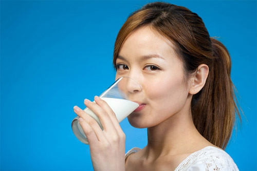 Sữa. Uống sữa trong mùa hè rất tốt cho hệ tiêu hoá. Sữa giúp giảm nhiệt trong cơ thể cũng như duy trì lượng nước. Ảnh: tangcangiamcan