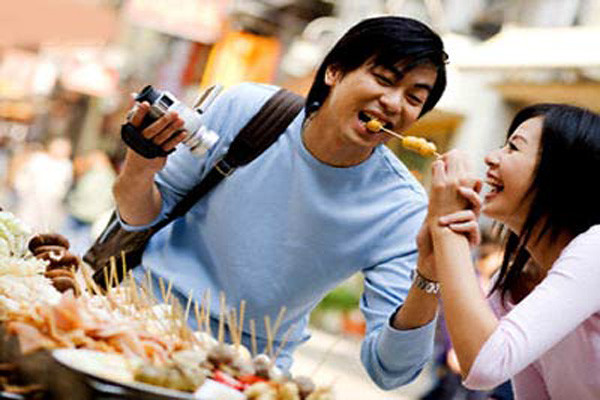 Kiểm soát buồn nôn. Ăn những thực phẩm mát thay vì các loại thực phẩm ấm, nhai gừng kết tinh, hoặc nhấm nháp bạc hà, trà gừng có thể giúp ngăn buồn nôn. Tốt nhất nên tránh những thức ăn vỉa hè đầy dầu mỡ như đồ chiên nướng ở các điểm du lịch. Nó không những không tốt cho bệnh nhân ung thư mà còn không đảm bảo vệ sinh.