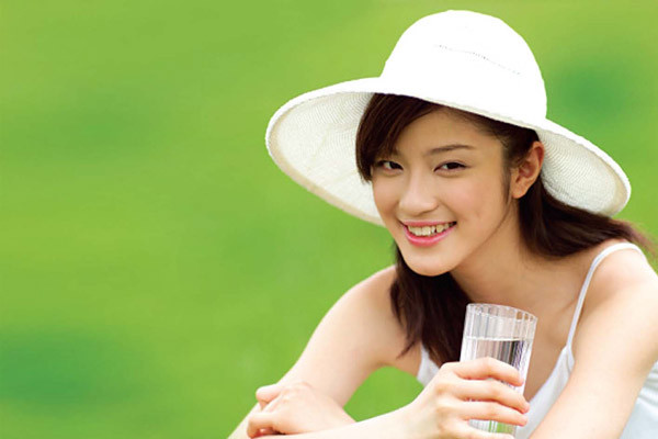 Chữa lở miệng. Một số loại hóa trị có thể gây ra lở loét miệng, còn được gọi là viêm niêm mạc miệng. Tránh thức ăn cay, rượu và thực phẩm nóng. Giữ miệng ẩm bằng cách uống nhiều nước cả ngày. Súc miệng bằng nước muối sau bữa ăn cũng có thể hữu ích.