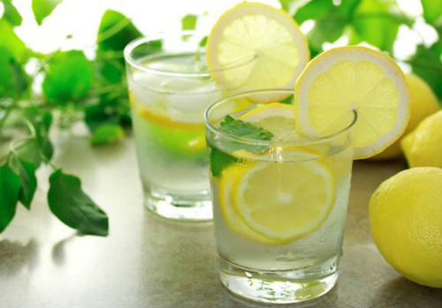Hóa trị có thể ảnh hưởng đến vị giác của bạn, làm cho các loại thực phẩm và thức uống có hương vị khó chịu. Nếu bạn khó khăn khi uống nước lọc, hãy thử uống nước khoáng có hương vị chanh tươi và thử nguồn protein khác như trứng, sữa ít chất béo, đậu và cá.