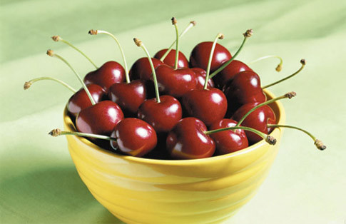 Cherry hay anh đào chua. Loại quả này đã được chứng minh có hàm lượng chất chống oxy hóa cao có thể thúc đẩy chống viêm, cải thiện giấc ngủ và phục hồi thể lực. Quả Cherry có thể giúp bạn phòng ngừa ung thư bởi chúng chứa chất chống ôxy hóa có tác dụng ngăn chặn các gốc tự do gây tổn thương tế bào và mô.