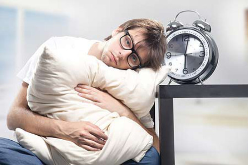 Cơ thể con người phản ứng nhiều cách khác nhau theo từng mùa. Có những thay đổi nhất định trong quá trình chuyển hóa của cơ thể khi thời tiết thay đổi. Tình trạng mất ngủ ảnh hưởng không nhỏ đến sức khỏe con người. Hiểu được những nguyên nhân gây mất ngủ mùa hè sẽ giúp bạn tìm được cách giải quyết hiệu quả nhất.