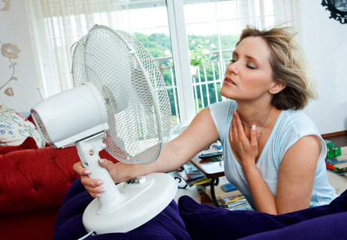 Thời tiết nóng. Nhiệt độ môi trường là một trong những tác nhân chính ảnh hưởng đến giấc ngủ. Nhiệt độ quá cao tác động trực tiếp lên cơ thể, khiến cho việc đi vào giấc ngủ gặp khó khăn. Một chiếc điều hòa trong phòng ngủ sẽ giúp bạn ngủ ngon hơn.