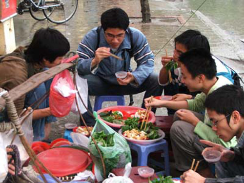 Do là quán vỉa hè nên du khách có thể vừa thưởng thức hương thơm nức mũi của hải sải, vừa thưởng thức vị biển mặn mòi trong từng cơn gió lộng. Phong cách dân dã cùng giá cả bình dân chính là điểm cộng khiến nhiều du khách tìm đến nơi đây. Ảnh: dulich-halong