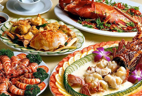 Các món được phục vụ trên tàu thường là các món dễ chế biến như ngao hấp, mực xào, tu hài nướng... Giá dao động trong khoảng 200.000 đồng/người. Nếu muốn thưởng thức bữa trưa hải sản giữa muôn trùng đá núi thiên nhiên thì nên đặt trước. Ảnh: blogspot