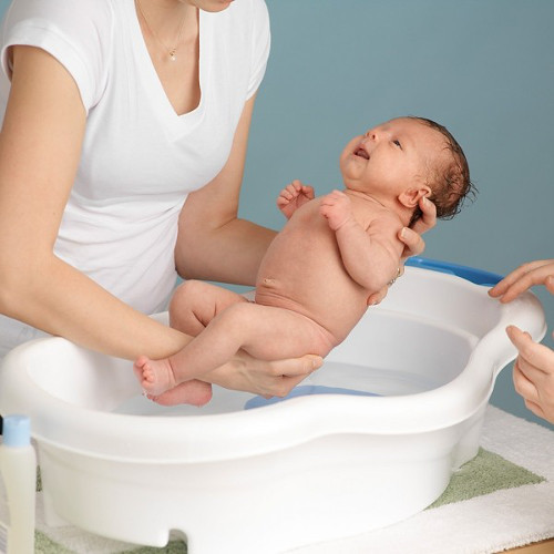 Tắm cho trẻ. Rất nhiều bà mẹ không dám tắm cho trẻ khi thấy con sốt. Tuy vậy, thay vì chườm mát với nước ấm, tắm hoặc cho con ngâm mình trong nước ấm khoảng 10-15 phút là một cách hạ sốt hiệu quả. Tránh dùng nước lạnh vì sẽ khiến trẻ rét run và sốt cao hơn do cơ chế co mạch ngoại biên. Mẹ có thể thêm vài giọt tinh dầu oải hương để tạo cảm giác dễ chịu cho trẻ. Ảnh: ngaynay