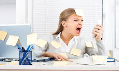 Căng thẳng, mệt mỏi. Khi cơ thể mệt mỏi, sự chuyển hóa năng lượng, dinh dưỡng đi nuôi chân tóc chậm chạp hơn khiến cho các tế bào gốc, nang tóc không phát triển hoặc tái tạo chậm hơn so với bình thường.