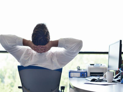 Không tỉnh táo. Việc rời khỏi bàn làm việc và đi ăn trưa bên ngoài để nói chuyện với bạn bè là cách giúp cho cơ thể được thư giãn. Điều này sẽ giúp bạn được tỉnh táo trong buổi chiều làm việc.