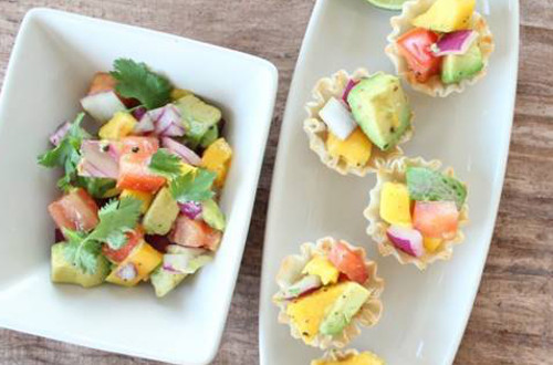 Chỉ với nguyên liệu và cách làm đơn giản, bạn đã có món salad xoài bơ lạ miệng, giải nhiệt trong những ngày trời nóng. Sự hòa quyện tinh tế của bơ, xoài và các gia vị đi kèm làm nên một món khai vị tuyệt vời cho bữa cơm hè nắng.