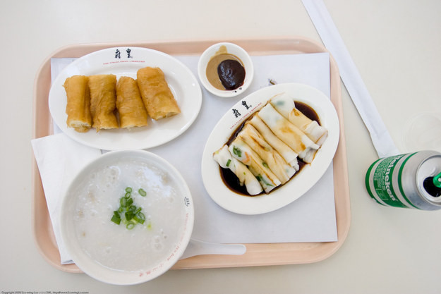 Trung Quốc. Một bữa sáng điển hình ở miền Đông Trung Quốc bao gồm bánh bao, cháo, quẩy rán, bánh cuốn rau.
