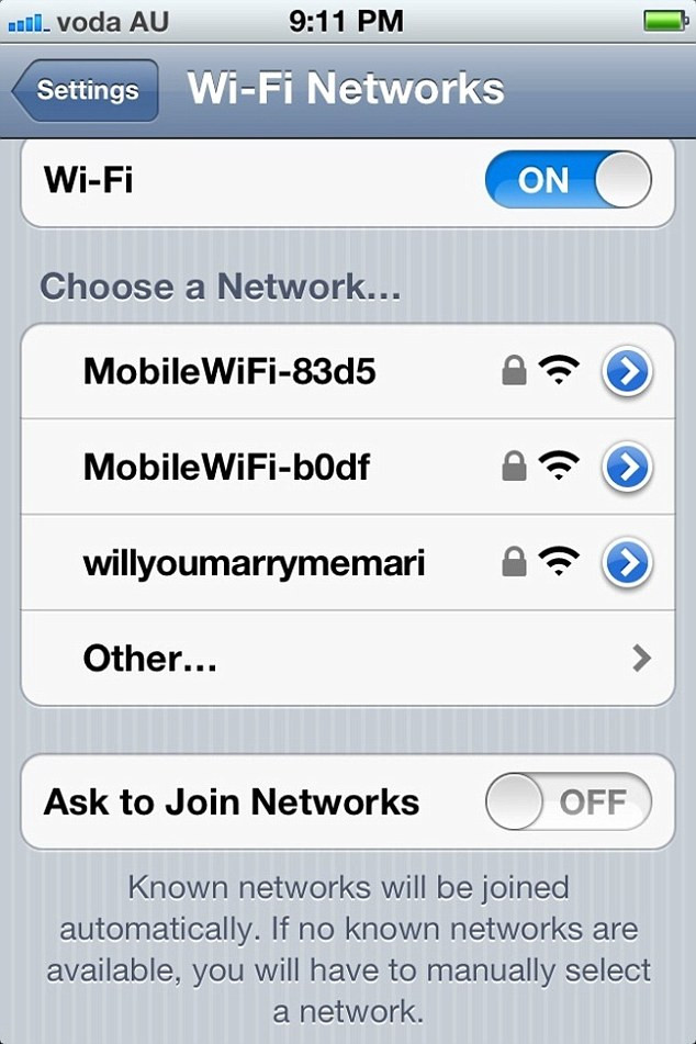 Anh chàng này lại còn khéo léo đặt tên wifi để tỏ tình "Willyoumarrymemari" (Em lấy anh nhé, mari?) Đây cũng là một ý hay. Mặc dù không biết liệu cô người yêu có vào wifi hay không.