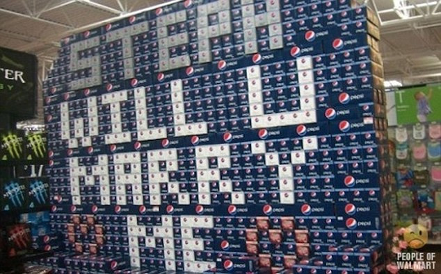 Còn anh chàng này thì phải mất bao nhiêu thời gian để làm một lời cầu hôn trên pepsi thế này. Hy vọng, cô bạn gái của anh không phải fan của cocacola.