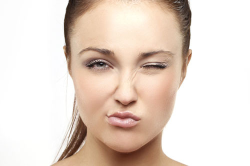 Nếp nhăn là một phần không thể tránh khỏi khi bạn có tuổi. Tuy nhiên, mức độ nghiêm trọng của các nếp nhăn bị ảnh hưởng chủ yếu bởi những thói quen hàng ngày của mỗi người. Dù chúng ta không thể tác động được vào quá trình lão hóa tự nhiên, nhưng cũng có thể giảm bớt các nếp nhăn bằng cách thay đổi lối sống, thói quen.