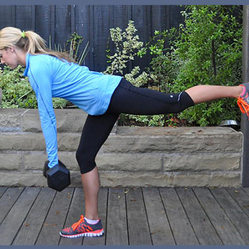 1. Single-leg deadlift. Bài tập này hỗ trợ gân kheo, làm cho mông săn chắc. Dùng một cặp tạ trọng lượng vừa tay cầm và đưa chúng về phía trước, hai chân đứng mở bằng hông, gối hơi khuỵu xuống. Sau đó đưa một chân về phía trước và nâng chân phía sau song song với mặt đất. Giữ tư thế này một lúc rồi đổi sang chân kia. Lặp đi lặp lại liên tục 8 lần với mỗi bên chân.
