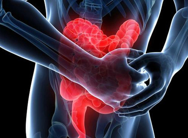 Viêm ruột. Ngoài mắc trĩ, người viêm ruột cũng có thể thấy máu xuất hiện trong phân. Nguyên nhân bởi viêm ruột gây ra các tổn thương ở niêm mạc ruột, kích thích niêm mạc tiết ra một số chất nhầy.