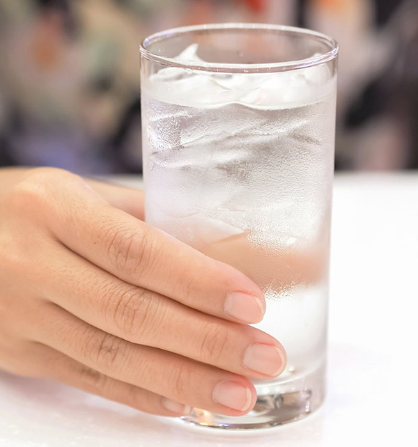 Uống nước lạnh. Nhiều người thích uống nước lạnh, đặc biệt là khi vừa thức dậy. Thực tế, uống nước lúc đói mang lại hiệu quả giảm táo bón, giữ ẩm ruột rất tốt.