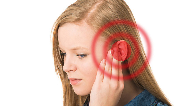 Ngoài việc chế biến thành món ăn, chuyên gia khuyên tận dụng đặt hành tây vào tai trước khi đi ngủ để nhận được lợi ích sức khỏe.