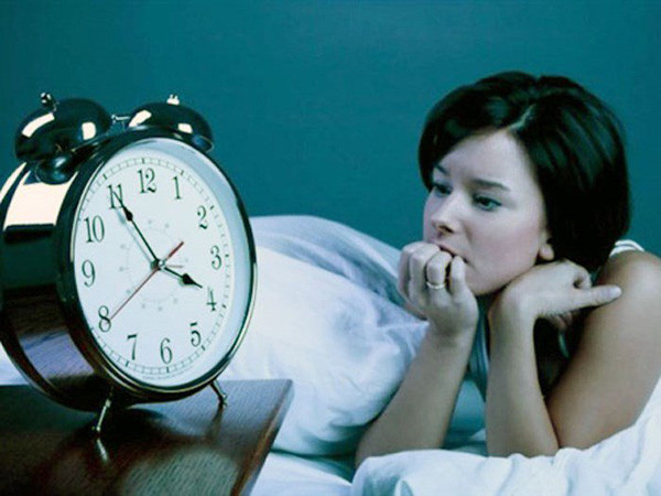Ngăn ngừa mất ngủ. Không chỉ giúp giảm đau, đặt hành tây vào tai còn mang lại tác dụng cải thiện chứng mất ngủ. Các thành phần trong hành sẽ phát huy tác dụng làm dịu dây thần kinh, mang giấc ngủ đến gần.