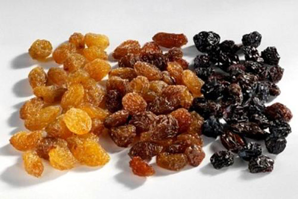 Cho nho vào nước muối, tinh bột cũng có tác dụng làm sạch rất tốt. Muối có khả năng diệt khuẩn trong khi bột mì có thể hấp thụ tạp chất.