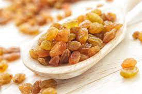 Đặc biệt, nho khô có thể làm giảm cholesterol, ngăn ngừa huyết khối, ngăn ngừa các bệnh tim mạch. Được phơi khô song trong nho vẫn chứa lượng flavonoid dồi dào có tác dụng chống oxy hóa, làm chậm quá trình lão hóa.