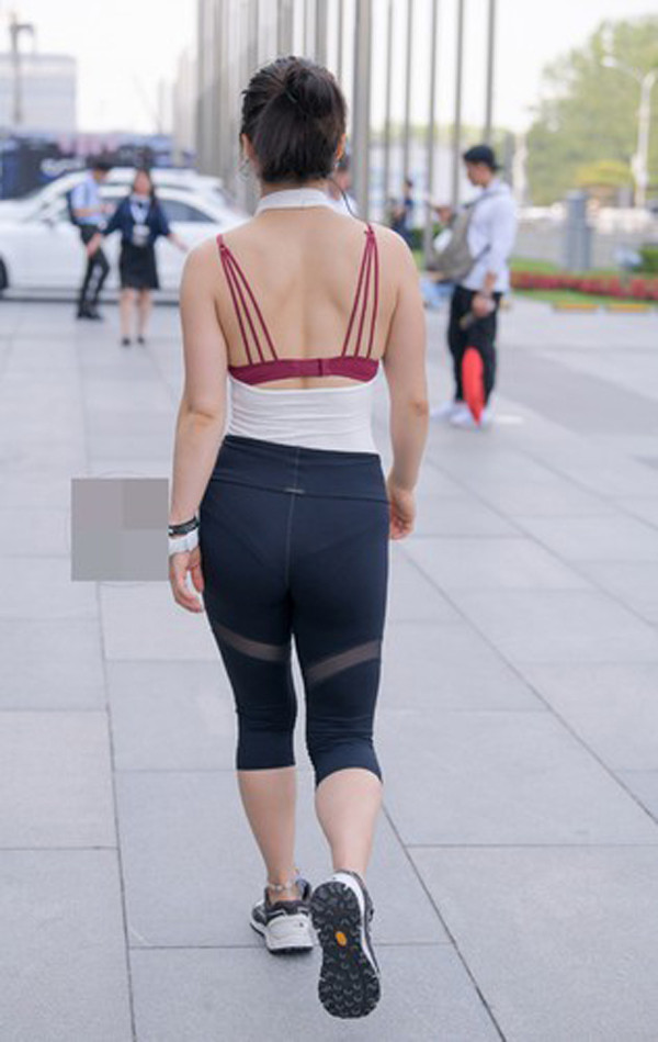 Để đối phó với không khí nóng, không ít chị em ưu ái thiết kế khoe lưng. Bên cạnh những outfit được khen hết lời vì sexy không lố, nhiều người “non tay” phối đồ, đẩy mình vào sự cố hớ hênh.