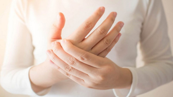 Các nhà khoa học cho rằng nguyên nhân tình trạng có thể bắt nguồn từ tình trạng tỳ vị hư nhiệt và huyết hư. Các triệu chứng thường thấy đi kèm như khô miệng, sưng nướu.