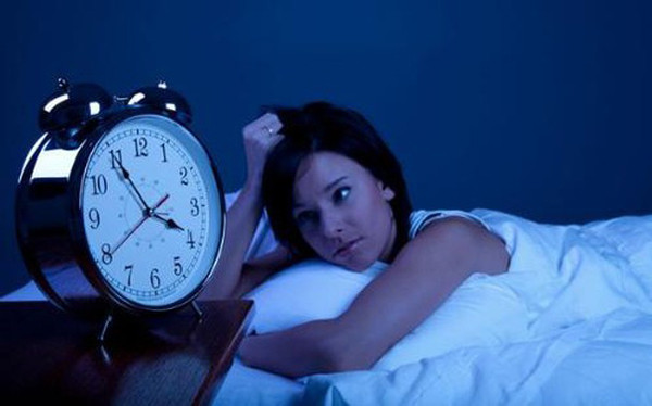 Nhịp sống gấp, áp lực công việc, sức lôi cuốn từ các thiết bị điện tử khiến không ít người hình thành thói quen thức khuya. Đáng nói, việc này kéo dài khiến các cơ quan nội tạng không được nghỉ ngơi đầy đủ, dẫn đến rối loạn nội tiết.