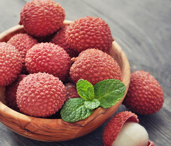 Cụ thể, vải thường chỉ tươi ngon sau 3 ngày thu hoạch. Để ngăn chặn chúng không bị thâm đen, nhũn hỏng, không ít cơ sở kinh doanh có thể lạm dụng lưu huỳnh dioxit. Đáng nói, chất này có thể ngấm qua vỏ, thâm nhập vào cùi vải, khi ăn sẽ rất có hại.