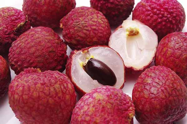 Vải. Vải là một loại quả có giá trị dinh dưỡng cao và được ưa thích. Về mặt dinh dưỡng, 100g cùi vải có chứa khoảng 15 gam đường, 36 mg vitamin C (tương đương lượng vitamin C trong quả cam), ngoài ra còn chứa một số vitamin khác như B1, B2, B6, niacin, folate và chất khoáng quan trọng.
