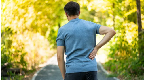 Đi bộ là bài tập đơn giản, ít tốn kém, phù hợp với hầu hết các đối tượng. Theo báo cáo của Harvard Health, đi bộ 30 phút mỗi ngày giúp giảm nguy cơ mắc bệnh tim đến 30%, đốt cháy mỡ, giảm cân. Tuy vậy, lợi ích sức khỏe của đi bộ chỉ có được khi thực hiện đúng cách. Ngược lại, duy trì thói quen đi bộ sai cách dưới đây dễ “bào mòn” sức khỏe. (Ảnh: Shutterstock, BS)