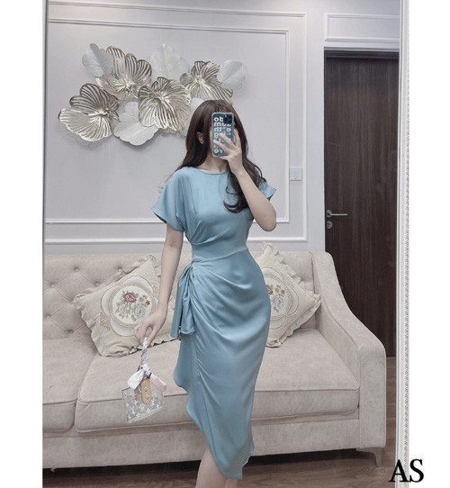 Để váy không bị nhăn kém sang, chị em nên treo đồ trên giá thay vì gấp, bảo quản trong tủ. Ngoài ra, lụa có nhiều phiên bản khác nhau như lụa phi bóng, lụa satin, lụa tơ tằm. Những vải lụa dệt từ chất liệu tự nhiên sẽ dễ bị nhăn. Lựa chọn vải lụa có sự kết hợp của các sợi tổng hợp như lụa phi bóng, lụa satin sẽ giảm được tình trạng nhăn nhúm.