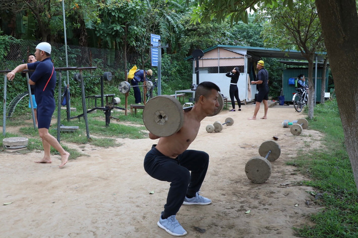 Những bài thể dục khởi động, đánh cầu, tập xà… được thực hiện trước khi xuống nước.