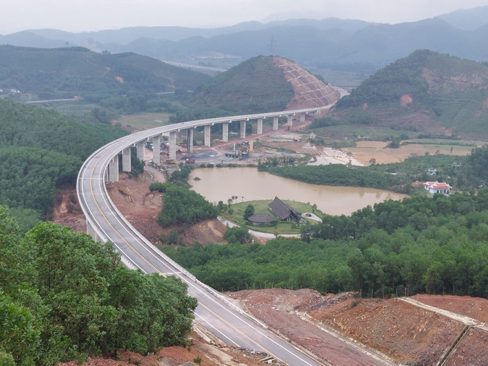 Dự án cao tốc đoạn Cam Lộ - La Sơn được khởi công vào năm 2019, có tổng chiều dài 98,3 km, với tổng mức đầu tư là hơn 7.600 tỷ đồng, đi qua địa bàn 2 tỉnh là Quảng Trị và Thừa Thiên- Huế. Tuyến cao tốc Cam Lộ - La Sơn thuộc dự án xây dựng một số đoạn đường cao tốc trên tuyến Bắc - Nam phía đông giai đoạn 2017 -2020.