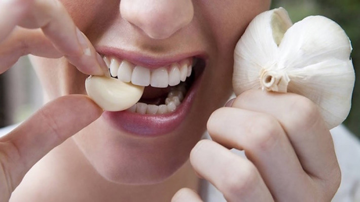 Nguy hiểm hơn, ăn nhiều tỏi sống có thể dẫn đến chảy máu bên trong buồng mắt, gây mất thị lực. Ảnh: Ytimg.