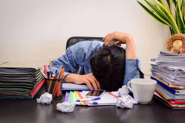 Nếu duy trì tư thế ngủ này thường xuyên có thể sẽ ảnh hưởng xấu tới thị lực. Ảnh: Warpedspeed.