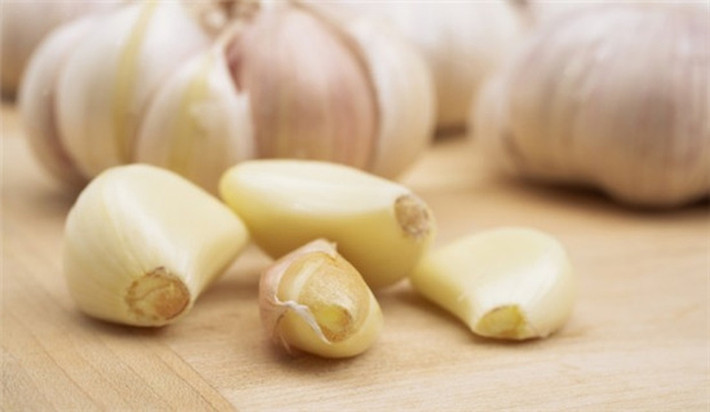 Đặc biệt, tỏi có chứa allicin. Nếu hợp chất allicin này tích tụ ở gan nhiều sẽ làm gan bị tổn thương. Ản: Enkiverywell.