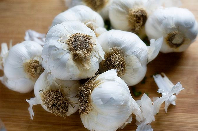 Tỏi sống có chứa fructan gây kích ứng đường tiêu hóa, vì vậy mà ăn quá nhiều tỏi có thể gây ra các vấn đề về tiêu hóa, ảnh hưởng đến dạ dày. Ảnh: Livestrong.
