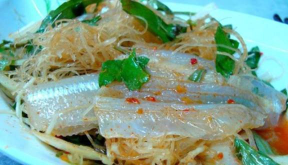 Trong cá sống có rất nhiều sán lá gan nên gỏi cá sống cũng là món ăn chứa nhiều ký sinh trùng nên hạn chế ăn. Ảnh foody.